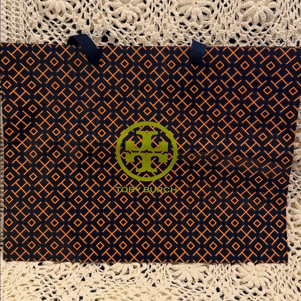 Tory Burch White Quilted Shoulder Bag with Gold Chain - Picture 8 of 8